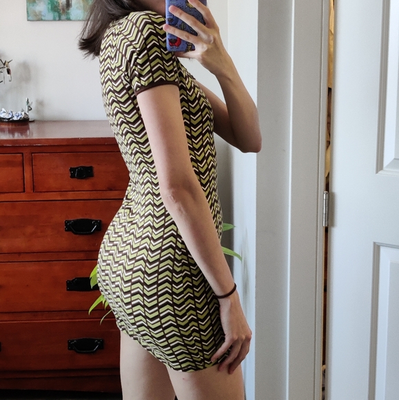 NWOT Motel Rocks Lilith short sleeve mini dress in Chevron green - Picture 5 of 10